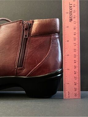 Women’s Aravon Burgundy Leather Ankle Boot w/ Laces & Side Zipper- Size 9.5